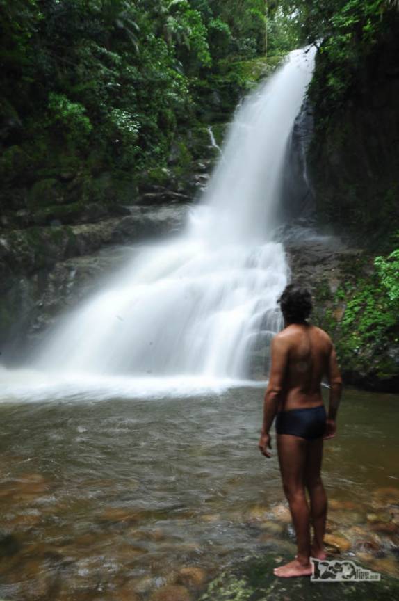 Coragem para enfrentar a água fria e entrar no Salto do Saci, na região de Antonina, litoral do Paraná